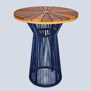 Mesa Bistrô Milano, estrutura de alumínio revestido com corda náutica e tampo de madeira.